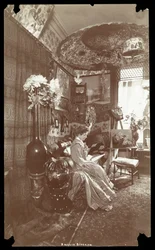 Amelia Bingham zittend in haar appartement lezend, ca. 1905